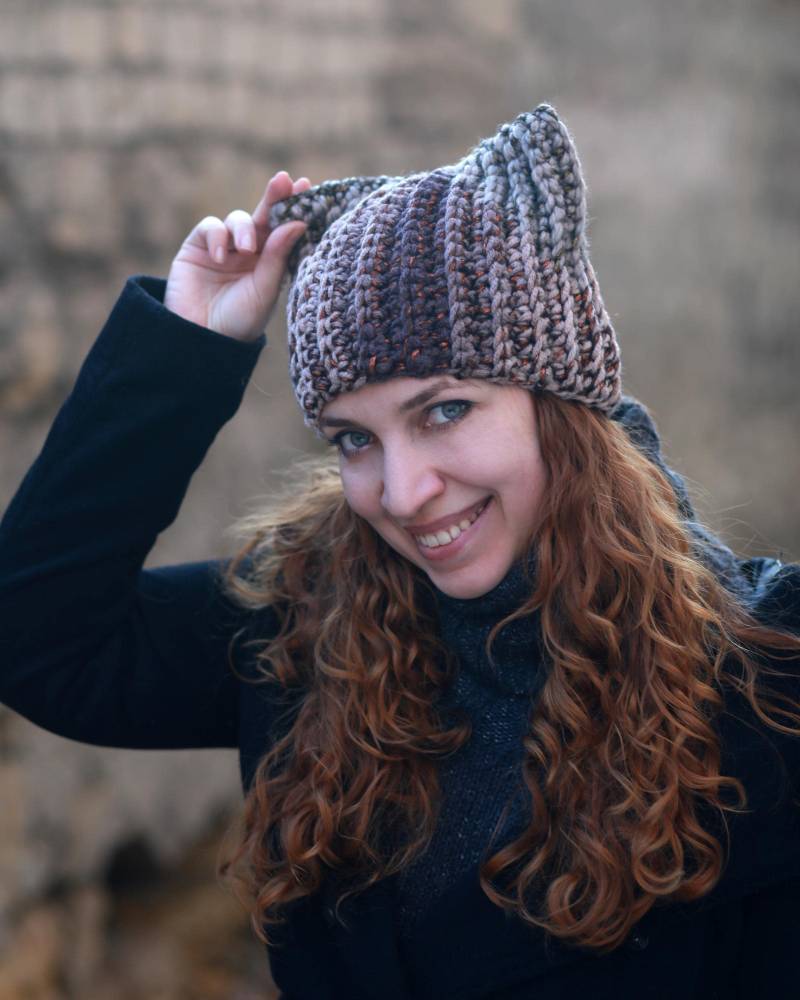 Gehäkelte Katzenohren Mütze - Grau Braun Unisex Mütze, Kawaii Style Naturfarben von ThingsFS