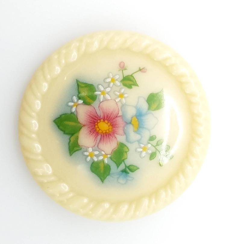 Avon Porzellan Frühlingsstrauß Runde Blumenbrosche von ThingsGrandmaKept