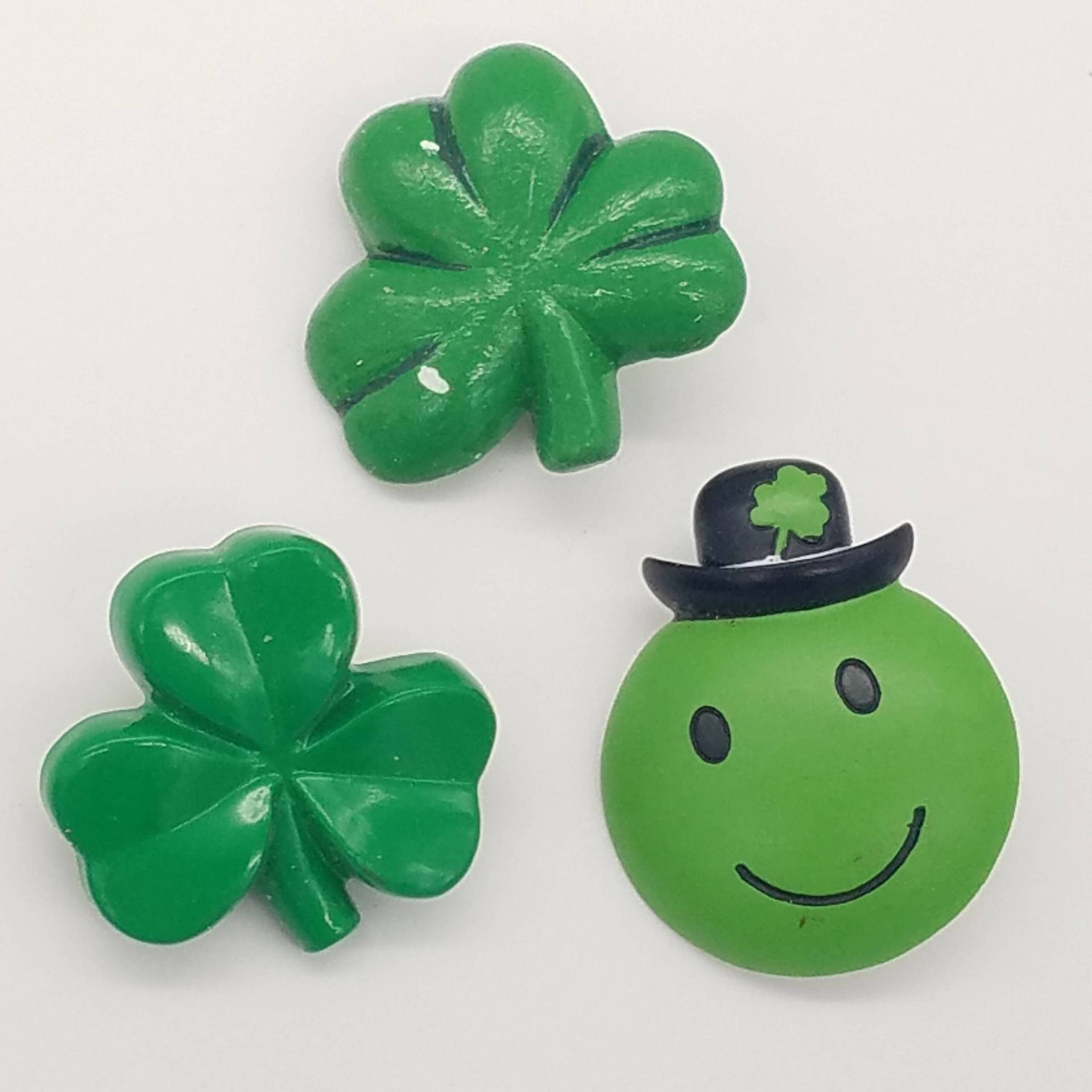 Drei Vintage Harz Kleeblatt Pins - St. Patrick's Day Anstecknadel Drei Vintage Harz Kleeblatt Pins - St. Patrick's Day Anstecknadel von ThingsGrandmaKept
