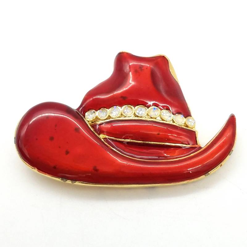 Emaillierte Rote Cowboy Hut Brosche Mit Strass Akzent & Goldfarbenem Hintergrund von ThingsGrandmaKept