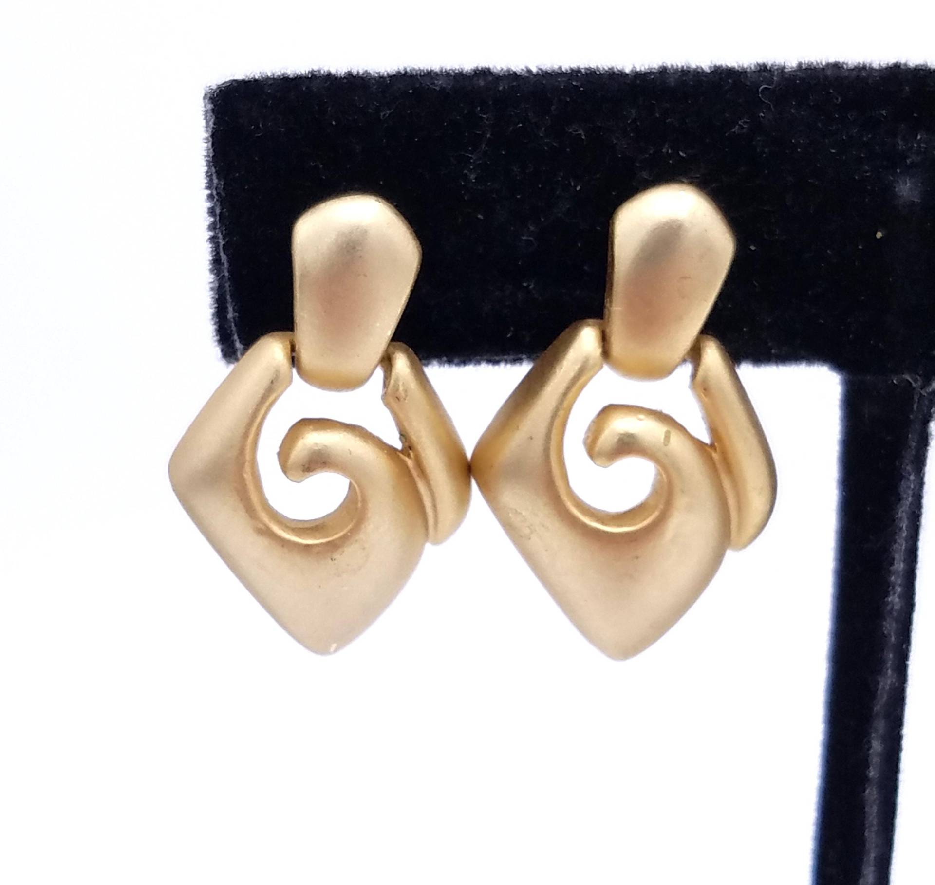 Gebürstete Gold Ton Swirl Ohrringe - Herz Ohrstecker, Swirled Creolen, Abstrakt von ThingsGrandmaKept