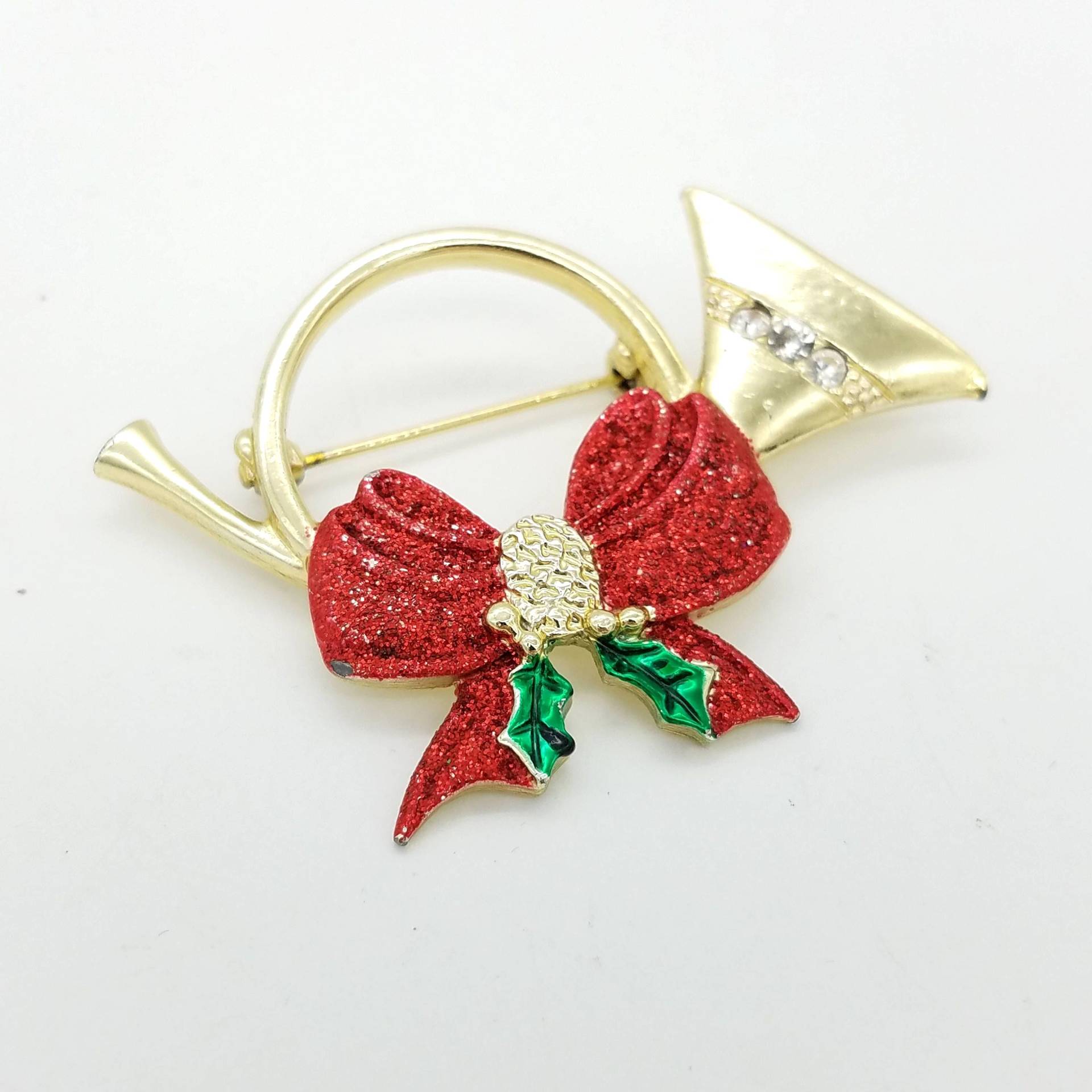 Goldenes Horn & Rote Schleife Festtags Brosche Mit Grüner Emaille Und Strass Goldenes Horn & Rote Schleife Festtags Brosche Mit Grüner Emaille Und Strass von ThingsGrandmaKept