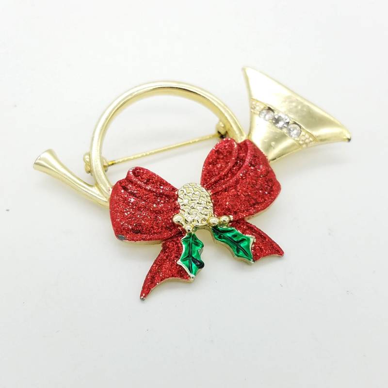 Goldenes Horn & Rote Schleife Festtags Brosche Mit Grüner Emaille Und Strass Goldenes Horn & Rote Schleife Festtags Brosche Mit Grüner Emaille Und Strass von ThingsGrandmaKept