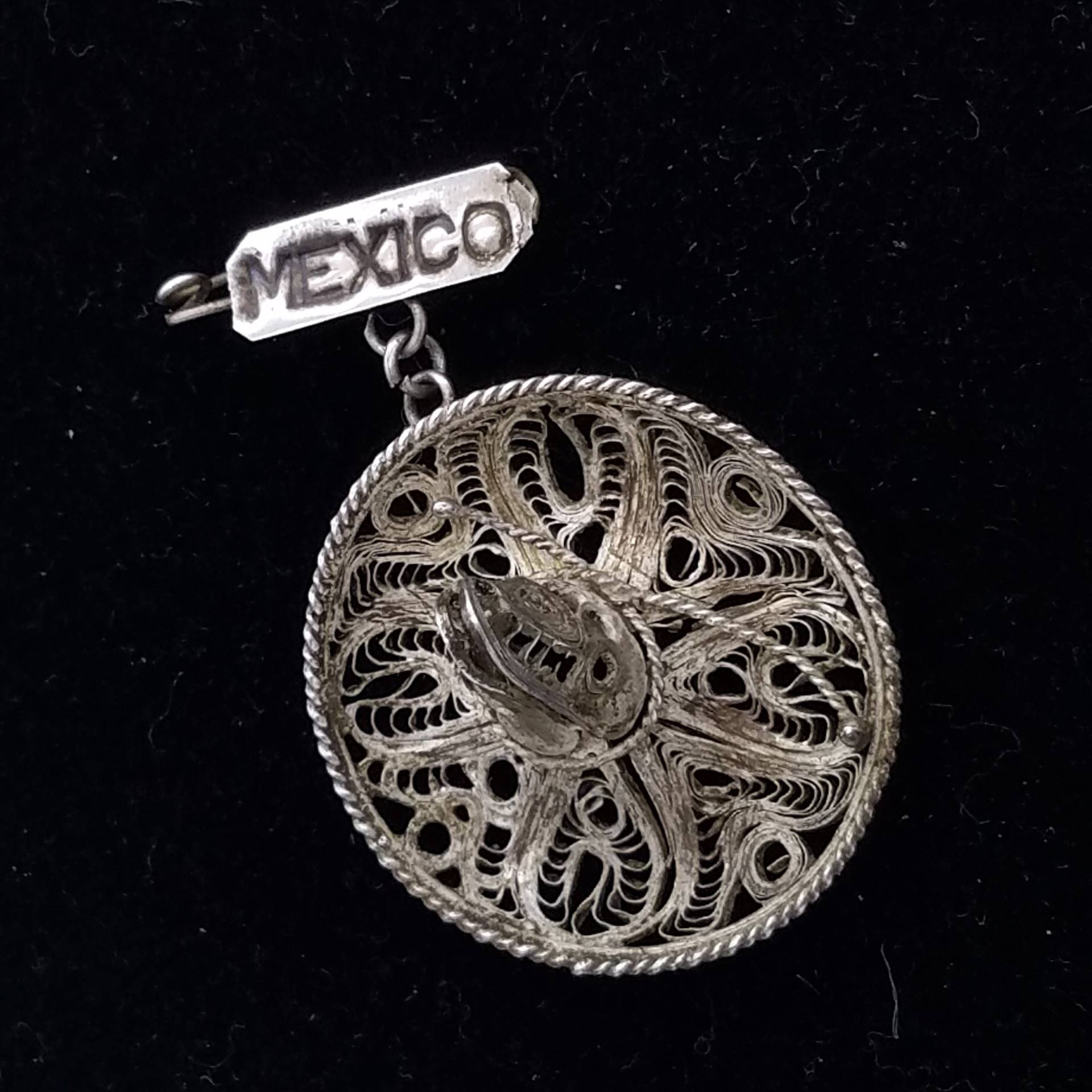 Spun Silver Mexico Mini Sombrero Souvenir Brosche Oder Anhänger Spun Silver Mexico Mini Sombrero Souvenir Brosche Oder Anhänger von ThingsGrandmaKept