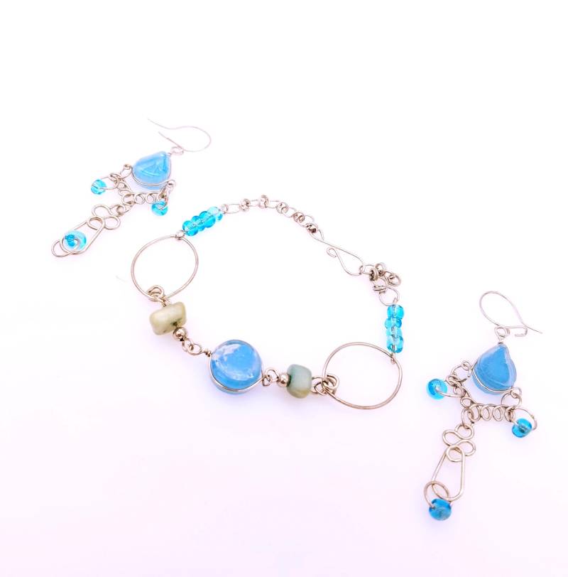 Blaue Glas & Silberfarbene Ohrringe Und Armband von ThingsGrandmaKept