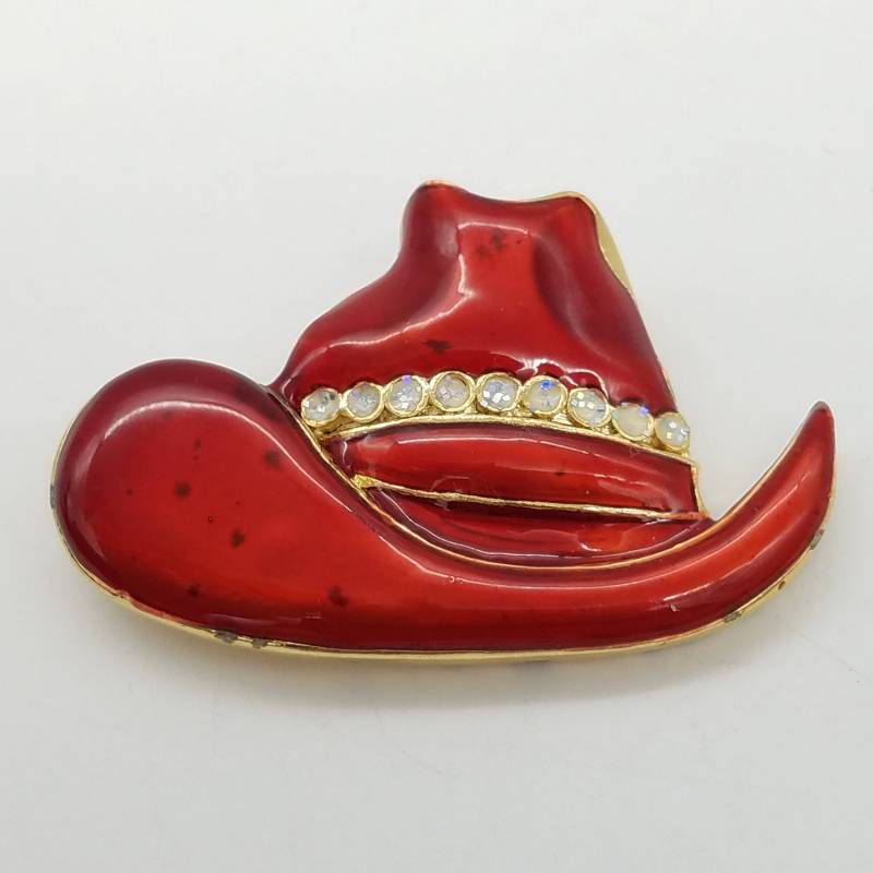 Vintage Emaillierte Rote Cowboyhut Brosche Mit Strassakzenten Und Goldfarbenem Hintergrund von ThingsGrandmaKept