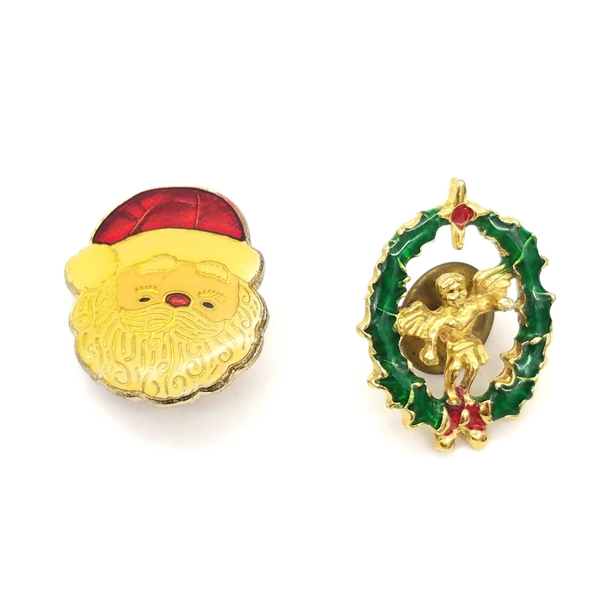 Vintage Emaillierte Weihnachtsanstecker Weihnachtsmann & Engelkranz, 2Er Set Vintage Emaillierte Weihnachtsanstecker Weihnachtsmann & Engelkranz, 2Er Set von ThingsGrandmaKept
