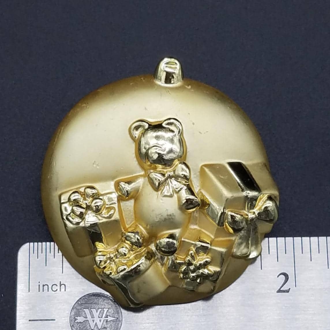 Vintage Gebürstet Gold Ton Weihnachtsschmuck Brosche Mit Teddybär Und Pakete - 5 cm Vintage Gebürstet Gold Ton Weihnachtsschmuck Brosche Mit Teddybär Und Pakete - 5 cm von ThingsGrandmaKept