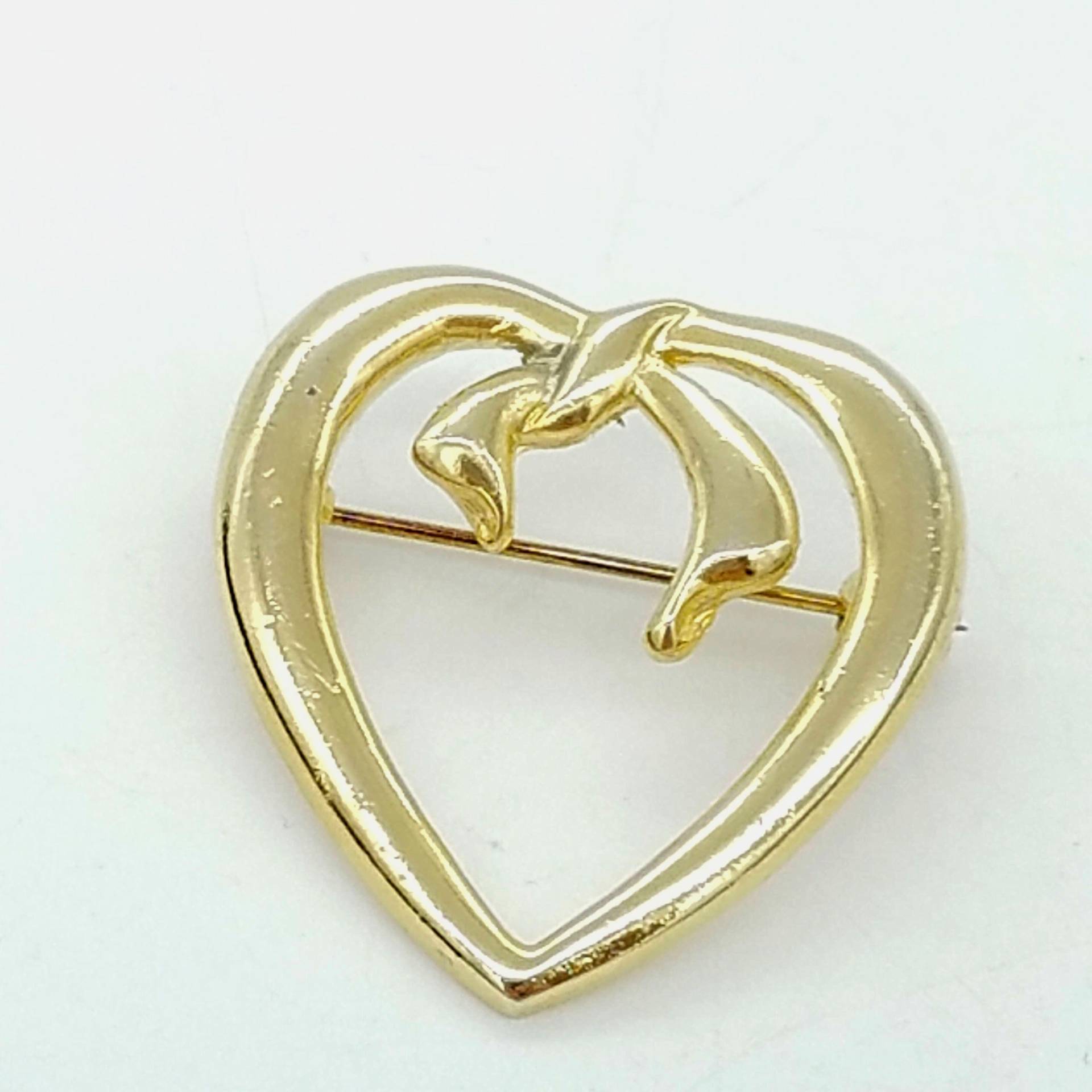 Vintage Gold-Ton-Offenes Herz-Bogen-Brosche Vintage Gold-Ton-Offenes Herz-Bogen-Brosche von ThingsGrandmaKept