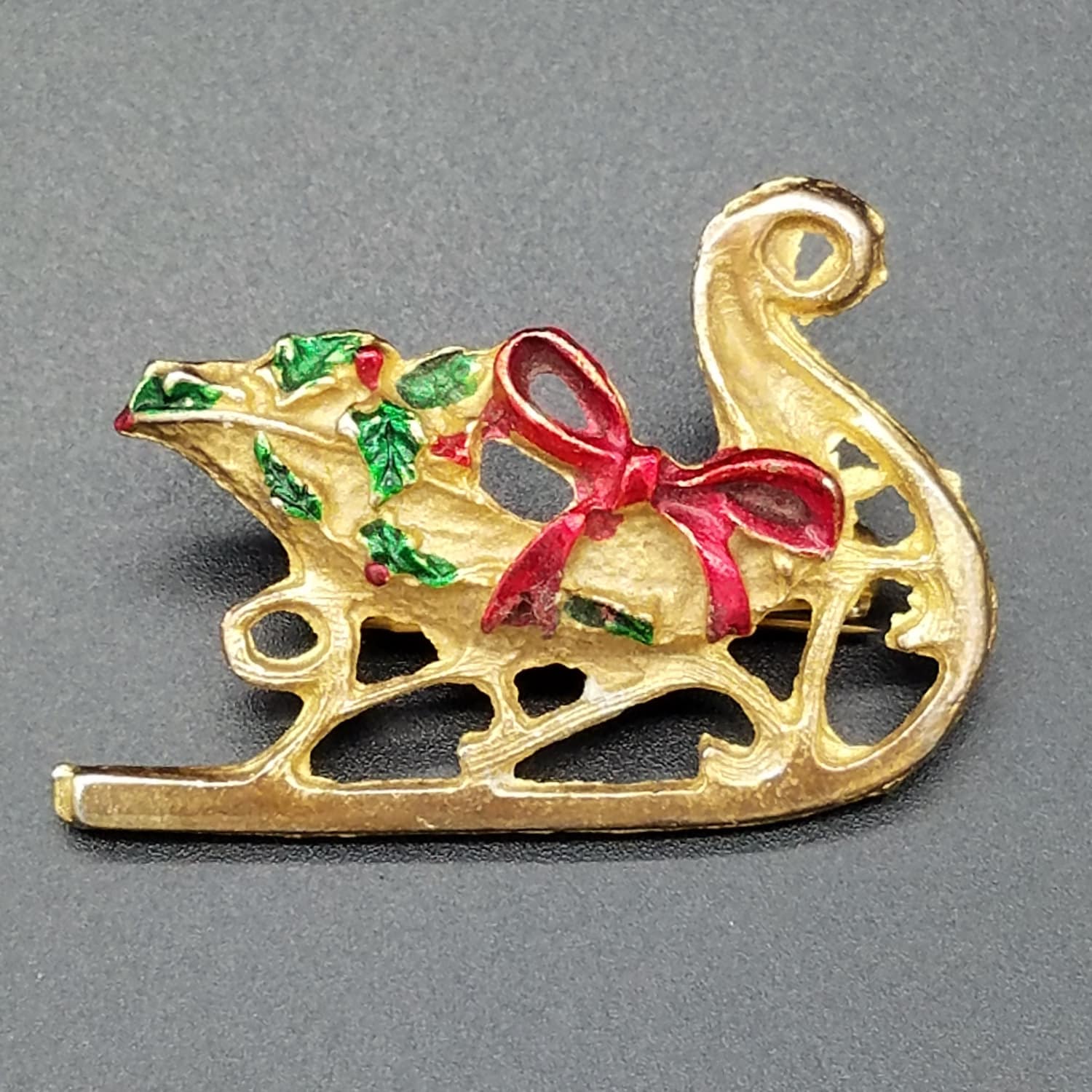 Vintage Gold Ton Weihnachtsschlitten Brosche Mit Stechpalme Und Roter Schleife Vintage Gold Ton Weihnachtsschlitten Brosche Mit Stechpalme Und Roter Schleife von ThingsGrandmaKept
