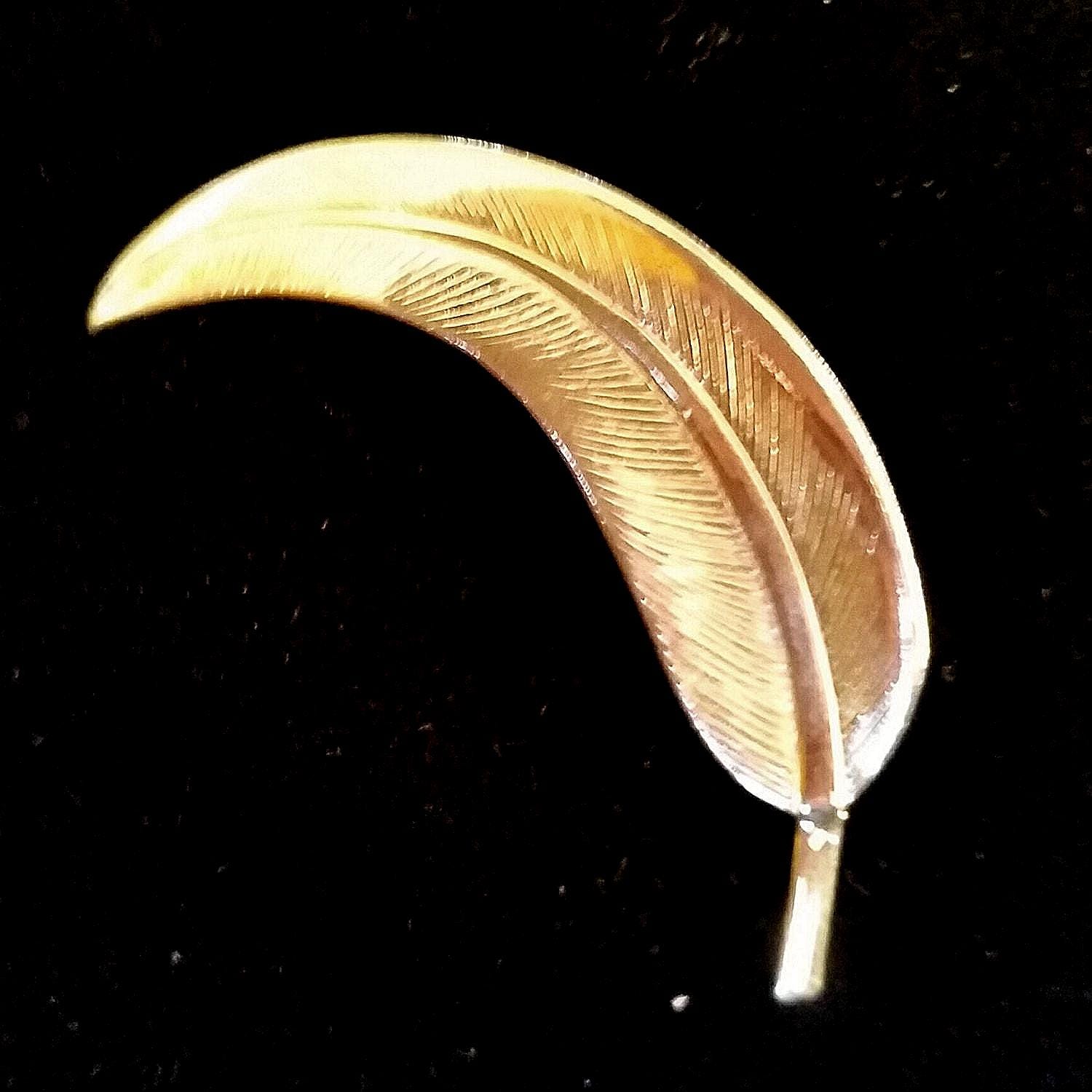 Vintage Goldfarbene Gebogene Einzelne Blatt Brosche Vintage Goldfarbene Gebogene Einzelne Blatt Brosche von ThingsGrandmaKept