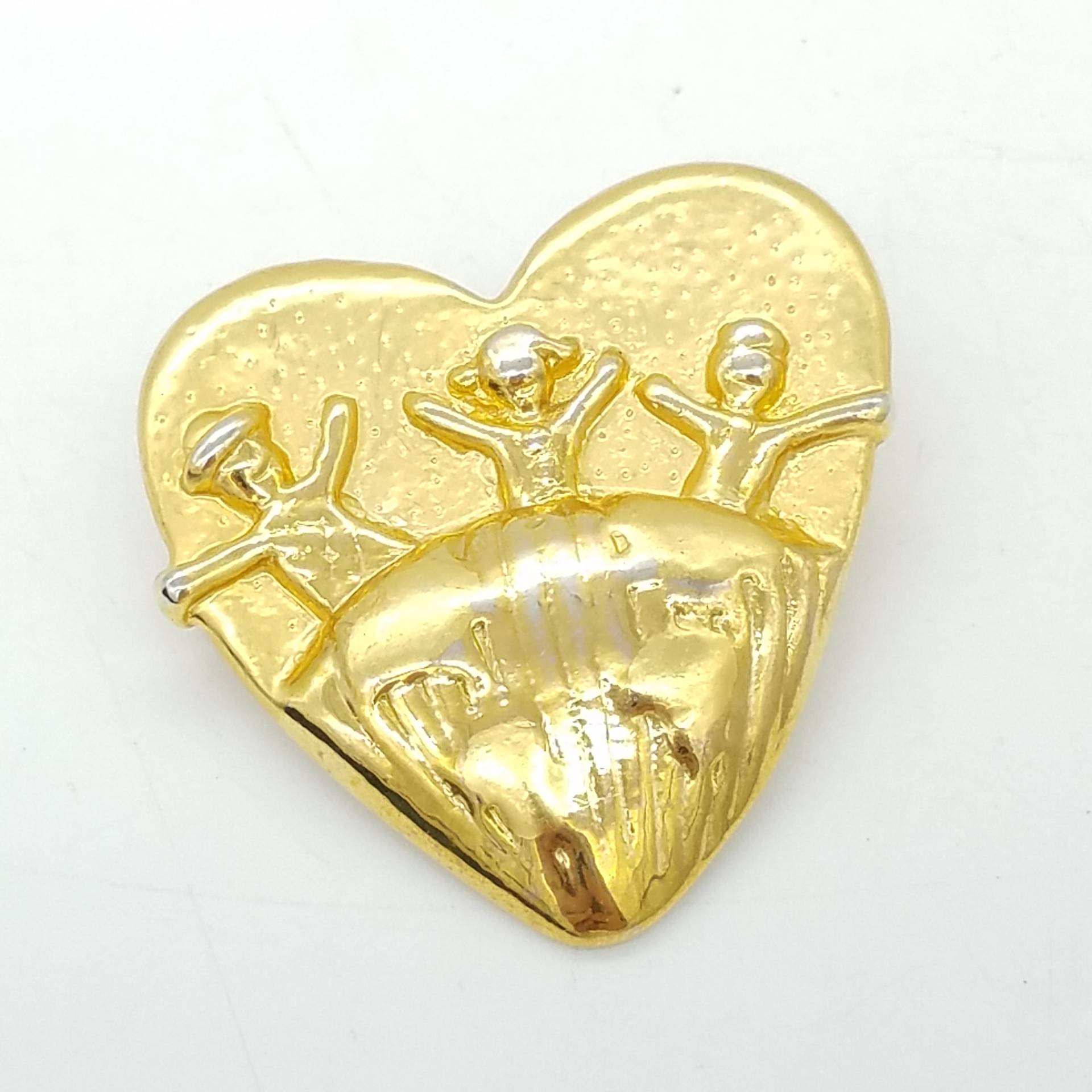 Vintage Goldfarbene Global Child Herz Brosche Vintage Goldfarbene Global Child Herz Brosche von ThingsGrandmaKept