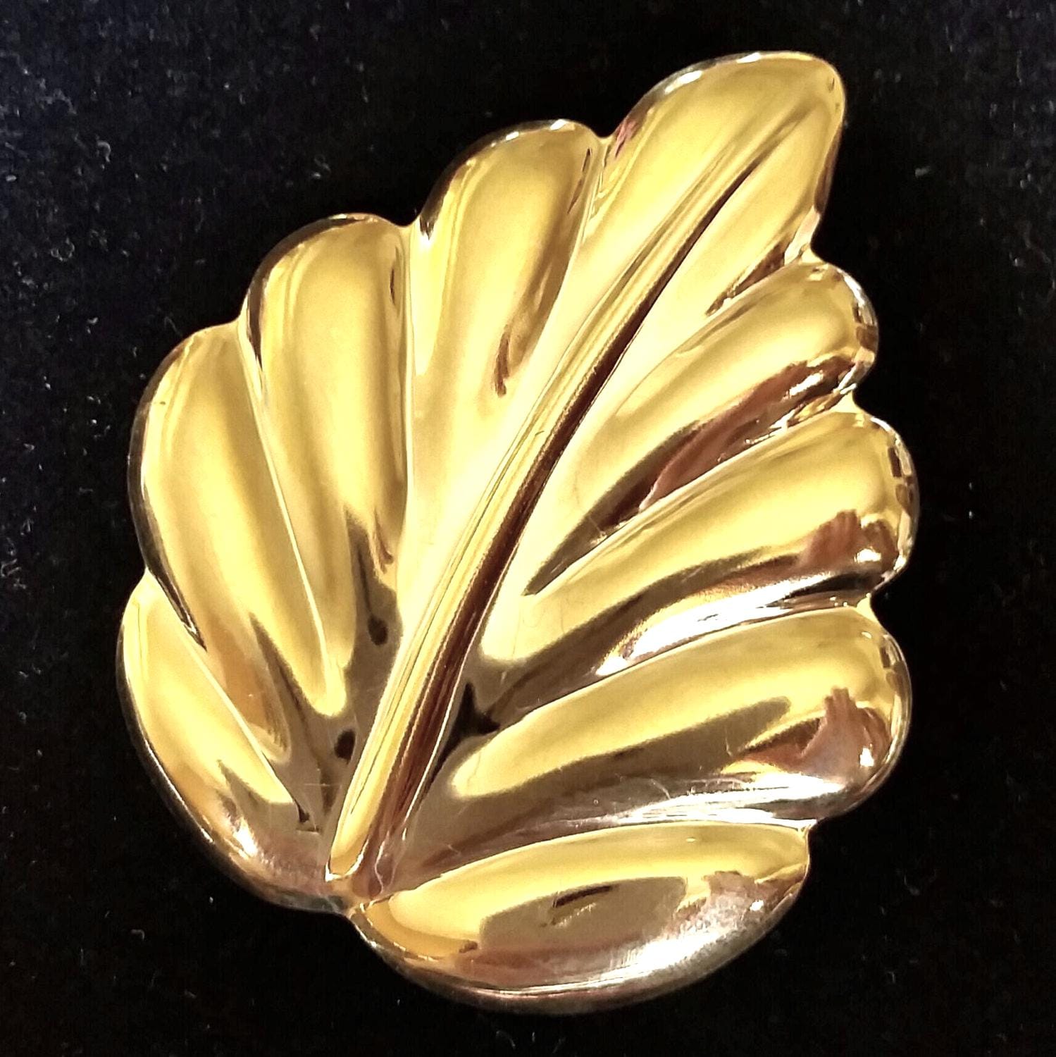 Vintage Große Goldfarbene Blattnadel Vintage Große Goldfarbene Blattnadel von ThingsGrandmaKept