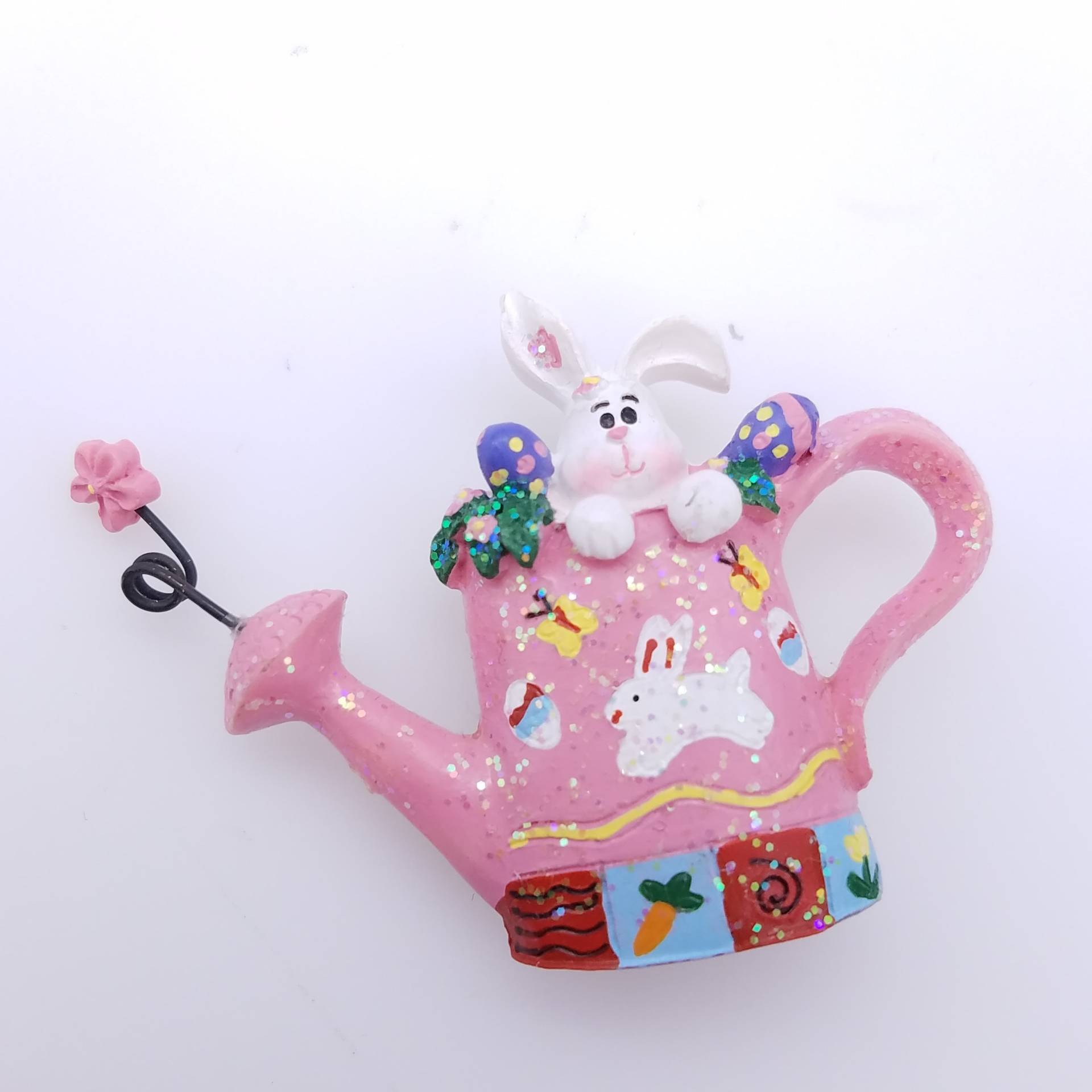 Vintage Resin Osterhase & Gießkanne Brosche Vintage Resin Osterhase & Gießkanne Brosche von ThingsGrandmaKept