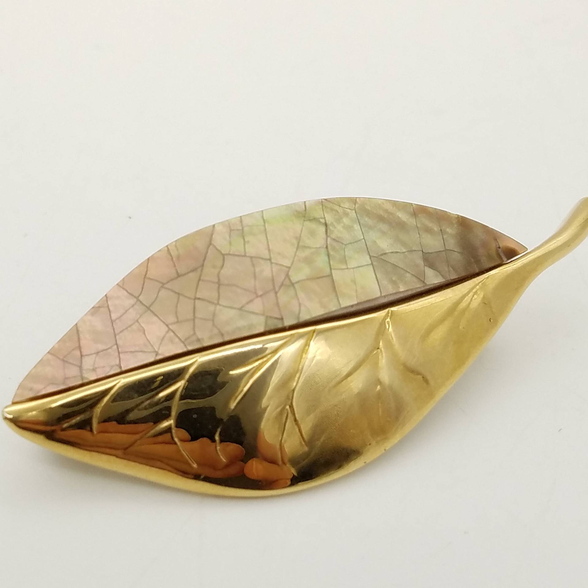 Signierte Liz Claiborner Gold & Brown Pearlized Dual-Textured Blatt Brosche von ThingsGrandmaKept