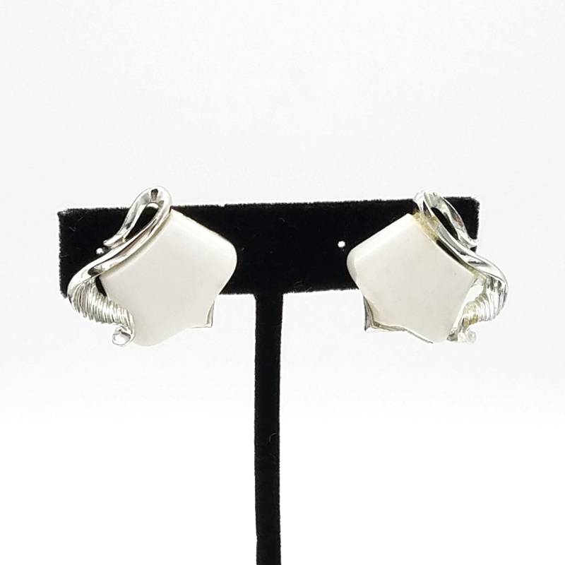 Signierte Star Silberfarbene & Weiße Lucite Ohrringe von ThingsGrandmaKept