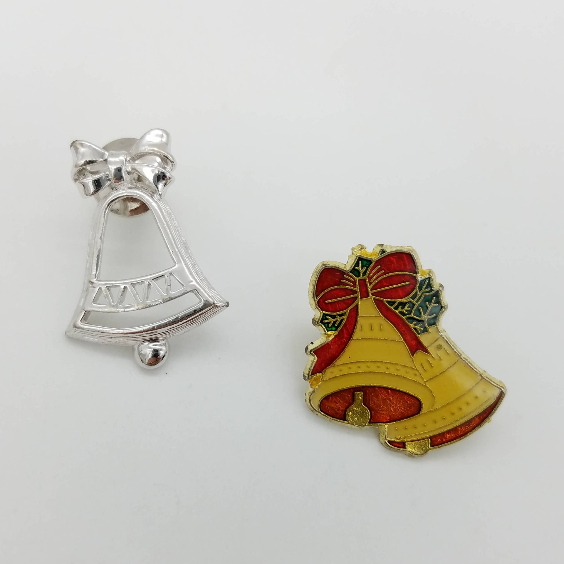 "Zwei Vintage "Holiday Bells" Anstecker, Eine Aus Silber, Roter Und Gelber Emaille." "Zwei Vintage "Holiday Bells" Anstecker, Eine Aus Silber, Roter Und Gelber Emaille." von ThingsGrandmaKept