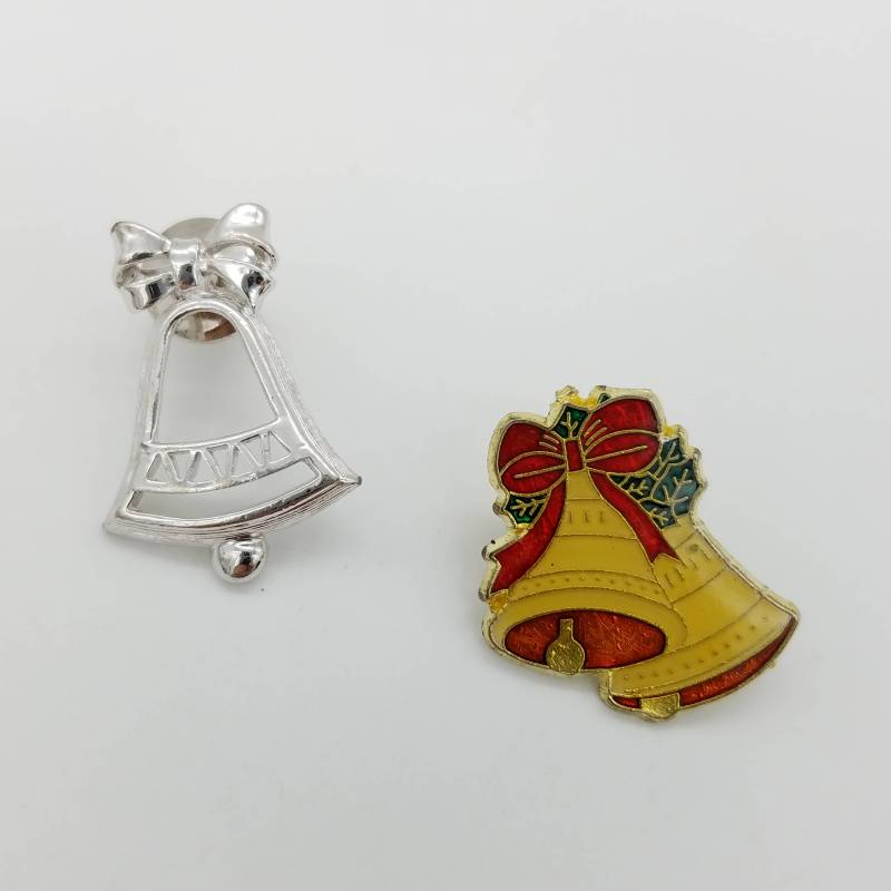 "Zwei Vintage "Holiday Bells" Anstecker, Eine Aus Silber, Roter Und Gelber Emaille." "Zwei Vintage "Holiday Bells" Anstecker, Eine Aus Silber, Roter Und Gelber Emaille." von ThingsGrandmaKept