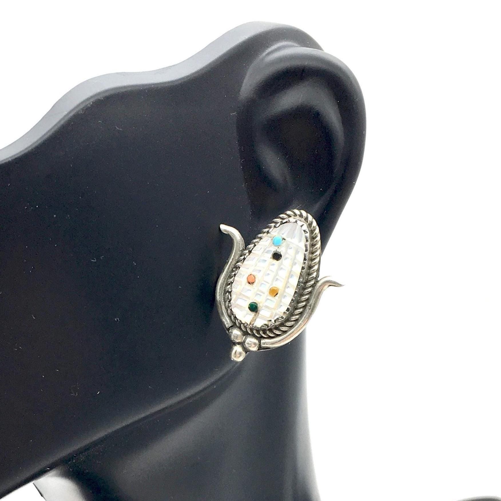 sterling Silber Zuni Geschnitzte Perlmutt Corn Ohrclip Ohrringe Signiert Te Bowekaty von ThingsGrandmaKept