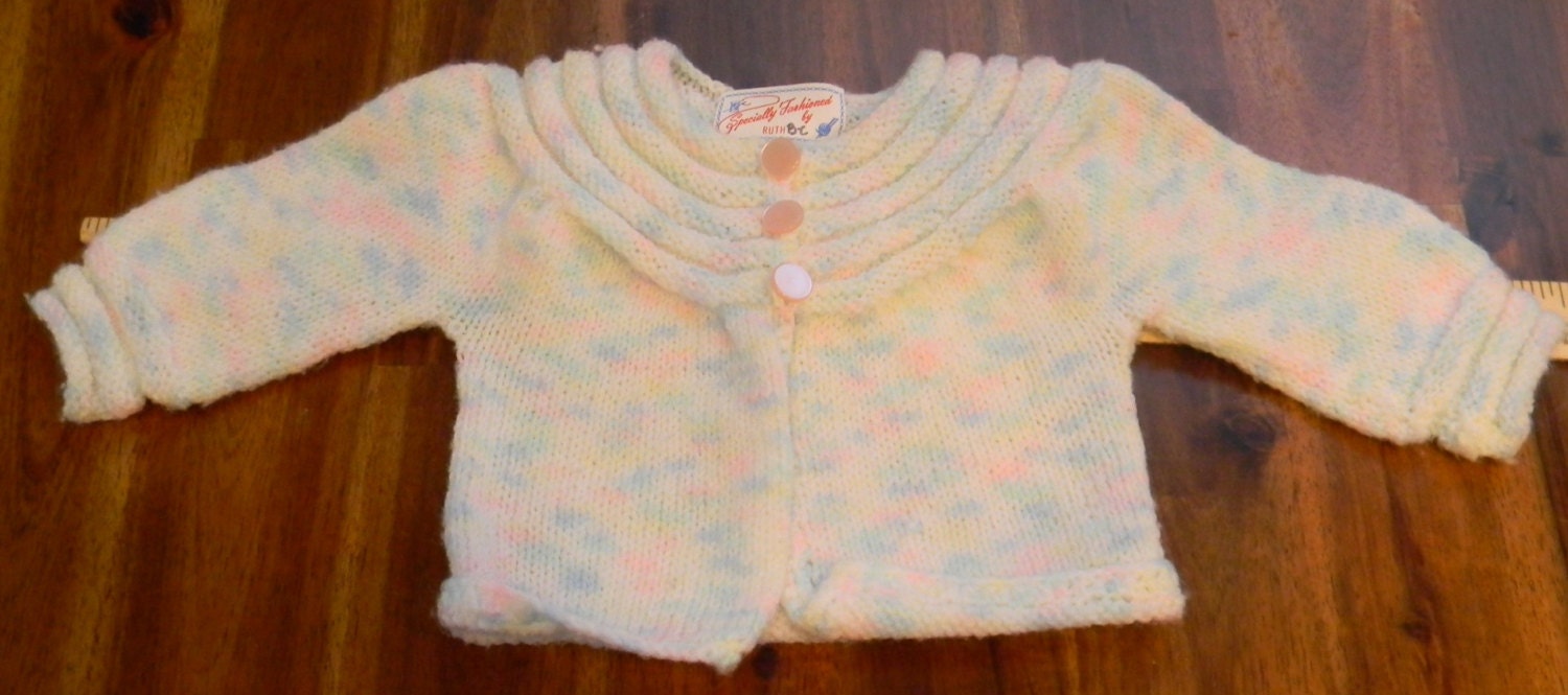 Entzückender Vintage Handmade Knit Baby Pullover Mit Rosa Knöpfen Entzückender Vintage Handmade Knit Baby Pullover Mit Rosa Knöpfen von ThingsNStuffYouNeed