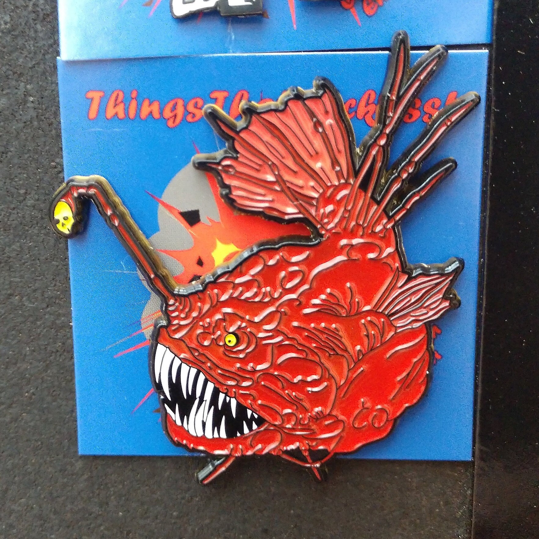 Tiefsee Anglerfisch Emaille Pin Tiefsee Anglerfisch Emaille Pin von ThingsThatKickass