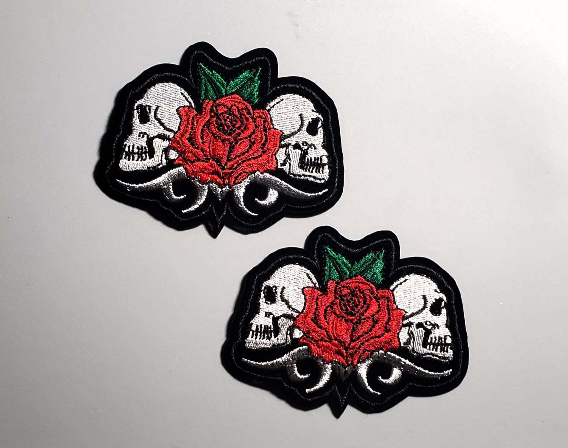 Set Aus Zwei Biker Skulls Rose Gestickte Aufnäher Zum Aufbügeln von ThinkPatchCo