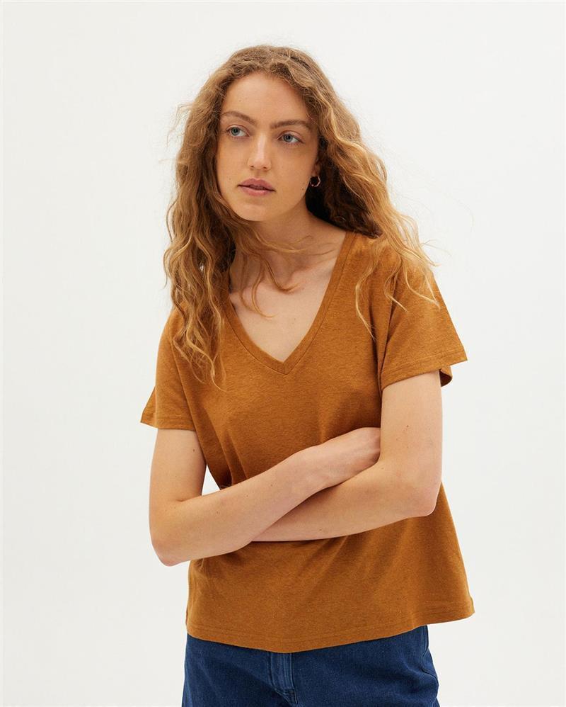 T-Shirt Modell: Hemp Clavel von Thinking Mu