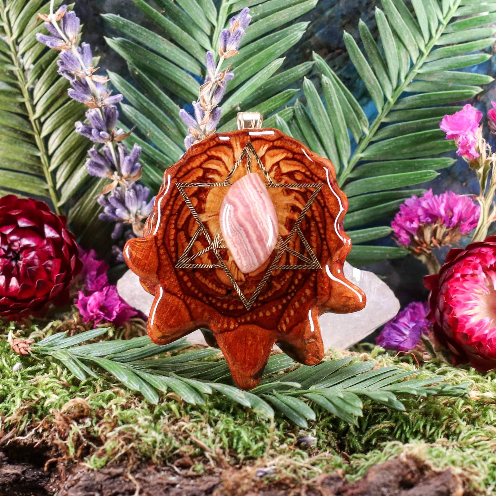 Pinecone Anhänger Mit Rhodochrosit Und Gold Merkaba | Medium Von Dritten Auge von ThirdEyePineCones