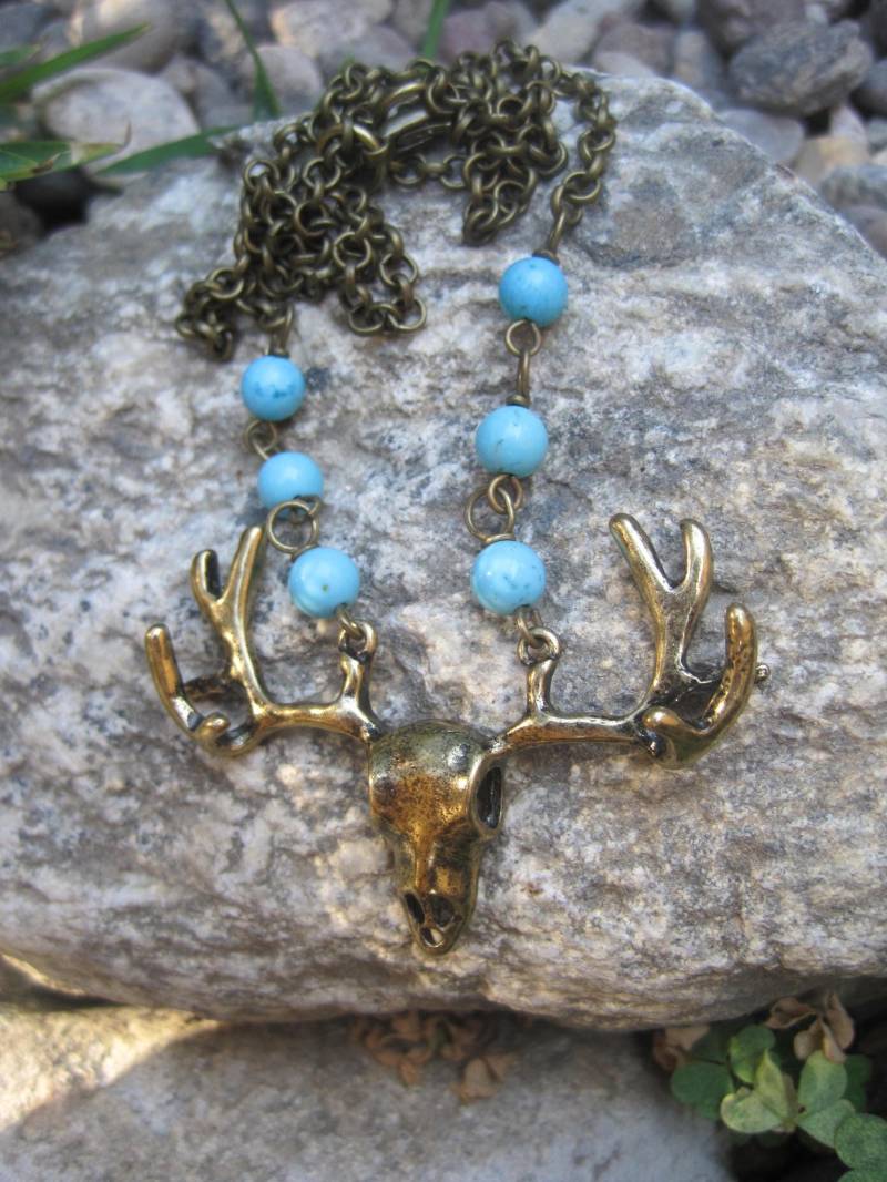 Antike Gold Hirsch Schädel Halskette - Türkis Howlith Und Geweih Perle Ketten-Halskette Natur Antike Gold Hirsch Schädel Halskette - Türkis Howlith Und Geweih Perle Ketten-Halskette Natur von ThirdTimeCharms