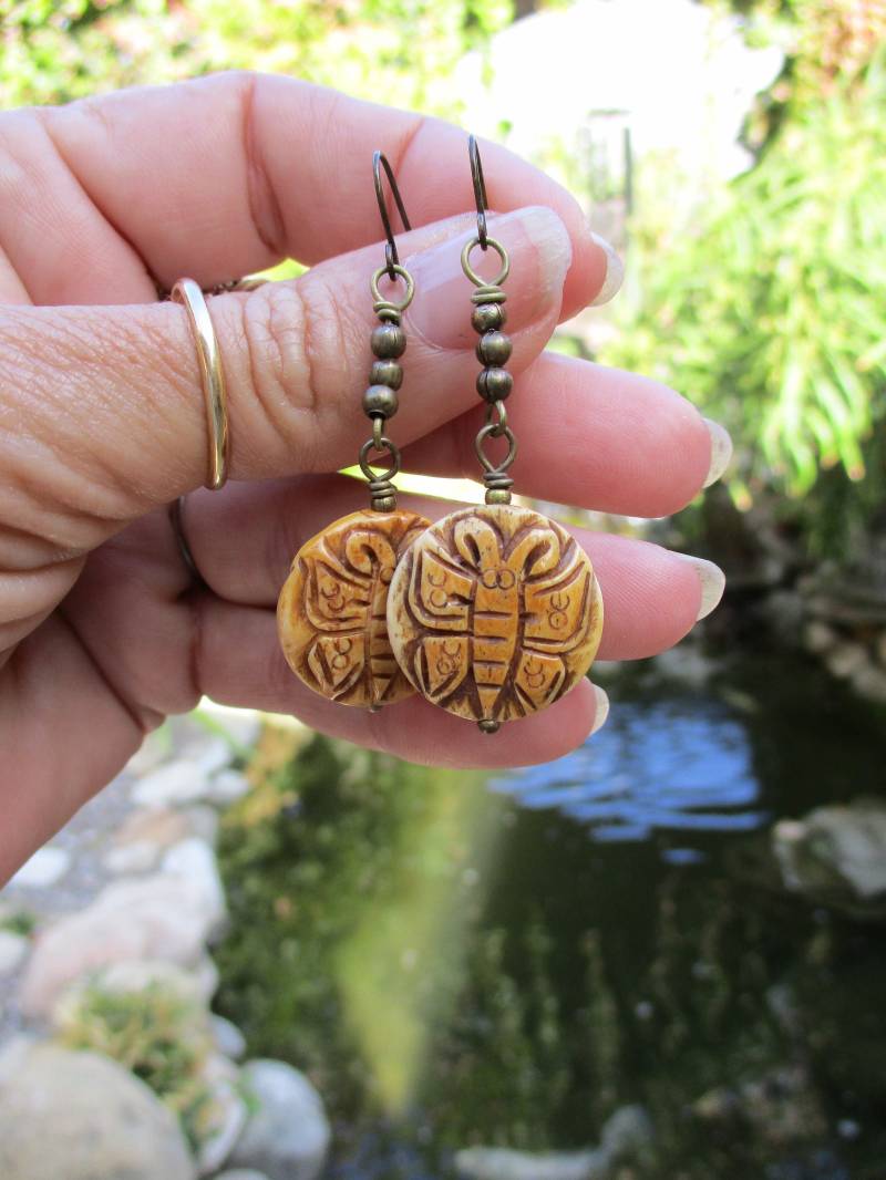 Schmetterling Geschnitzte Knochen Tropfen Ohrringe - Hippie Boho Schmetterling Geschnitzte Knochen Tropfen Ohrringe - Hippie Boho von ThirdTimeCharms