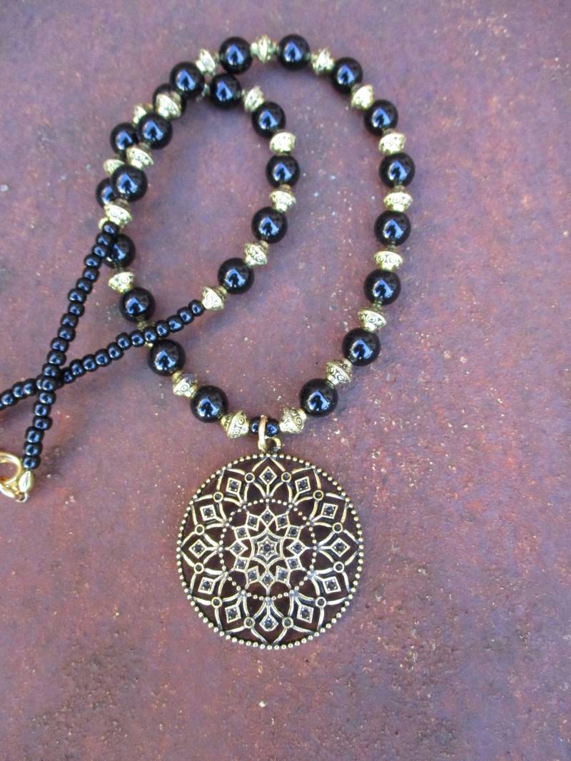 Schwarz Onyx Halskette - Gold Finish Mandala Anhänger Und Boho Hippie von ThirdTimeCharms
