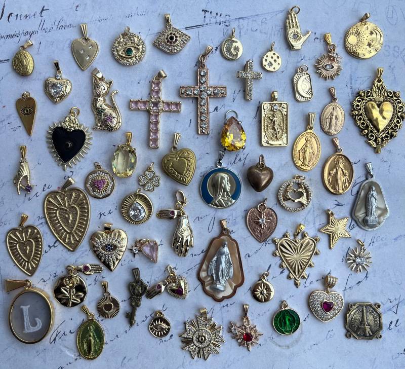 Vintage Style Charms 18K Goldene Stilvolle Halskette High End Handmade Schmuck Wählen Sie Ihre Aus Diesem Set Von 56 von ThirdeyeWarrior