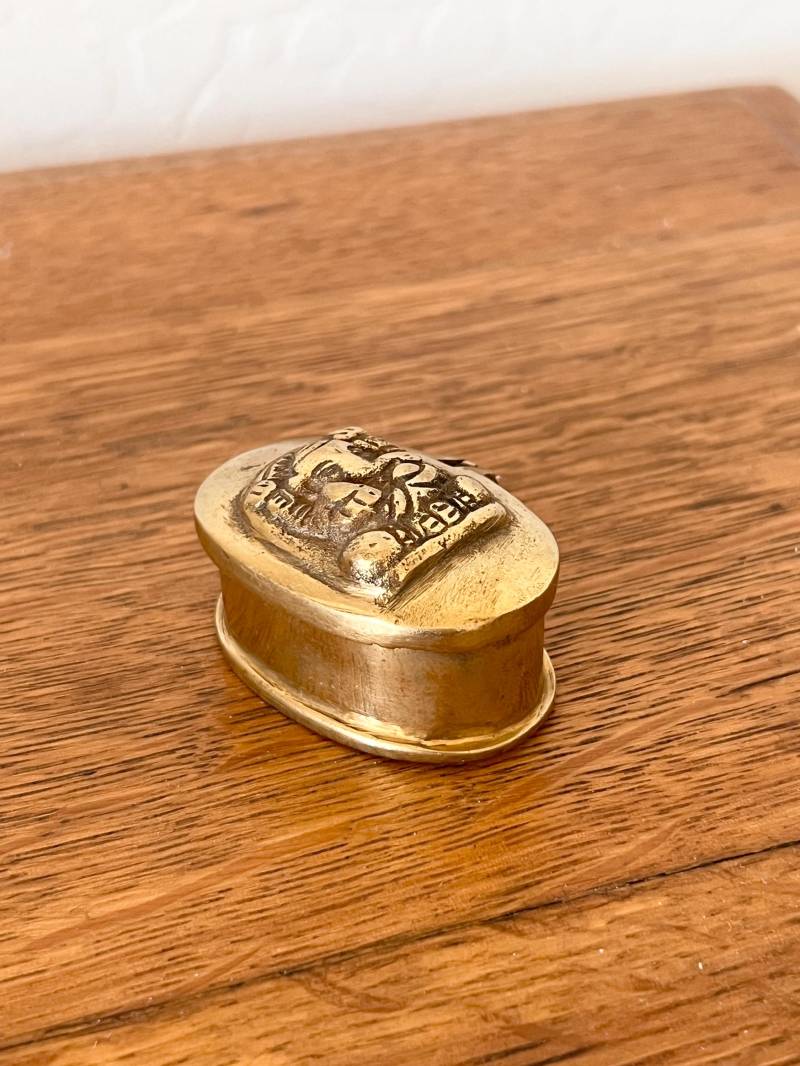 Antike Mini Messing Box Pille Oder Trinket Detaillierte Radierung Design Schmuck Andenken Ring Halter Vintage Klapp Klein von Thirty3cubed