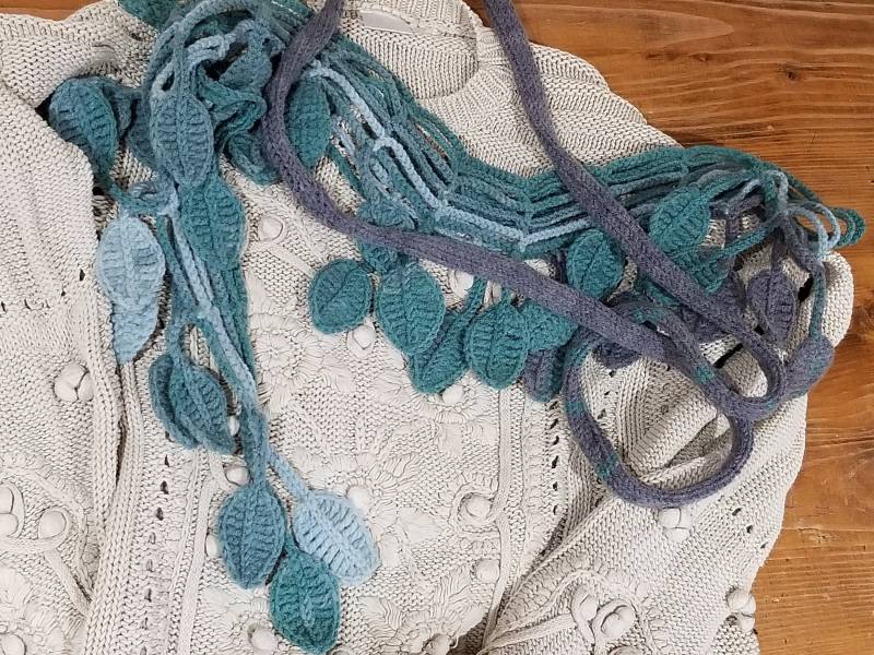 Acryl Und Wolle Handgemachter Schal, Boho Accessoire Gestrickte Halskette, Damen Melange Grün Grauer Olivenbaum von ThirtyOneLeaves