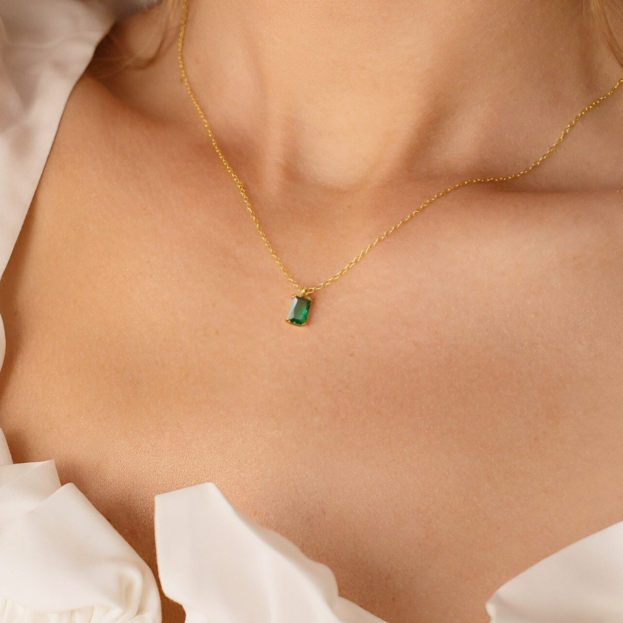 Smaragd Halskette Zierlicher Grüner Anhänger Geburtsstein Mai Schlichte Vergoldete Kette Geschenk Für Freundin New Arrival Smaragd Halskette Zierlicher Grüner Anhänger Geburtsstein Mai Schlichte Vergoldete Kette Geschenk Für Freundin New Arrival von ThirtyPercentJewelry