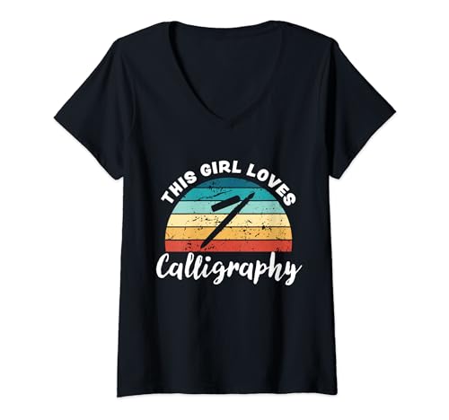 Dieses Mädchen liebt Kalligraphie Kinder Kalligraphie Süße Mädchen T-Shirt mit V-Ausschnitt von This Girl Loves Apparel