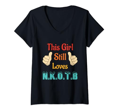 Damen Dieses Mädchen liebt immer noch N.K.O.T.B Vintage-Kleidung T-Shirt mit V-Ausschnitt Damen Dieses Mädchen liebt immer noch N.K.O.T.B Vintage-Kleidung T-Shirt mit V-Ausschnitt von This Girl Still Loves N.K.O.T.B Vintage