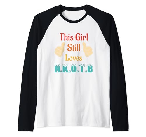 Dieses Mädchen liebt immer noch N.K.O.T.B Vintage-Kleidung Raglan Dieses Mädchen liebt immer noch N.K.O.T.B Vintage-Kleidung Raglan von This Girl Still Loves N.K.O.T.B Vintage