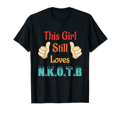 Dieses Mädchen liebt immer noch N.K.O.T.B Vintage-Kleidung T-Shirt Dieses Mädchen liebt immer noch N.K.O.T.B Vintage-Kleidung T-Shirt von This Girl Still Loves N.K.O.T.B Vintage