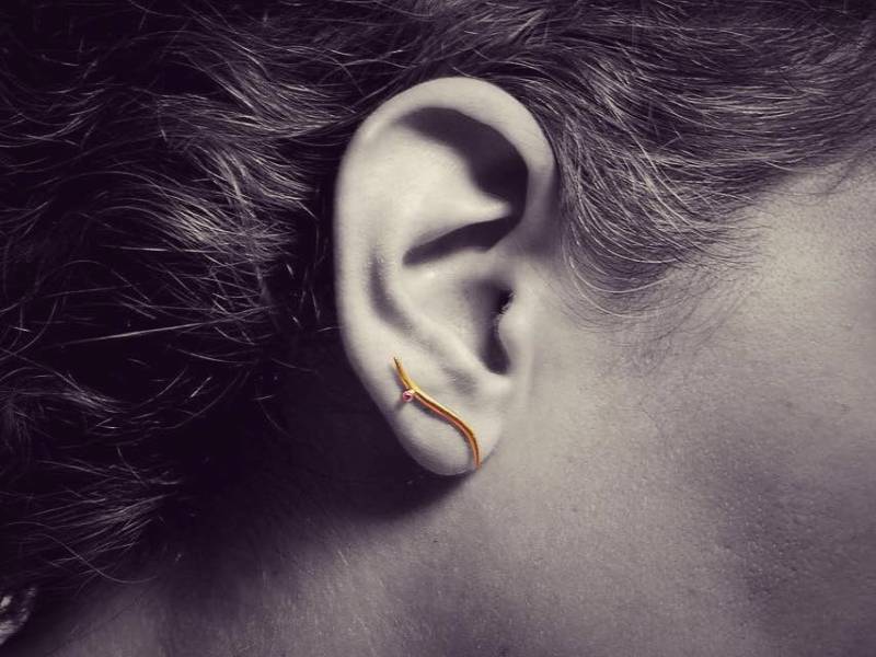 Gewellte Ohr Pin Mit Rubin Edelstein Custom Kleine Edelsteine Erhältlich Sterling Silber 22K Vergoldet Kletterer Schicke Hochzeit Ohrring Geschenk von ThisAndThatWorkshop