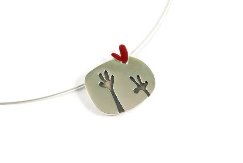 Hallo Liebe Sterling Silber Anhänger Zwei Hände Winken Zu Einem Flauschigen Roten Herz in Den Himmel Niedlich Spaß Wunderliche Design Halskette von ThisAndThatWorkshop