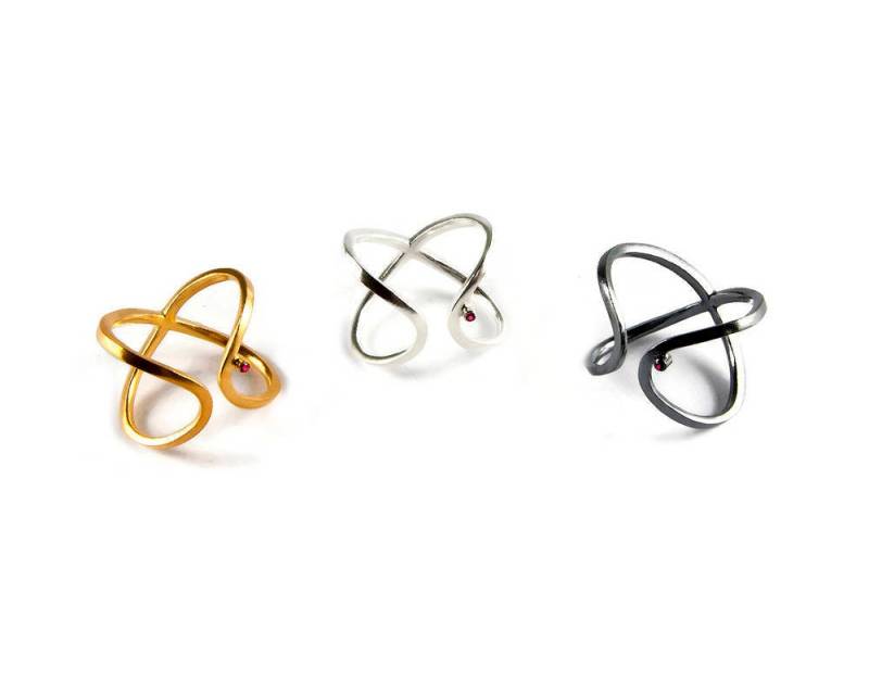 Infinity Lineare Aussage Sterling Silber Edelstein Ring Vergoldet Schwarz Rubin Minimal Moderne Kostbare Geschenk Idee Schmuck Trends Für Sie von ThisAndThatWorkshop