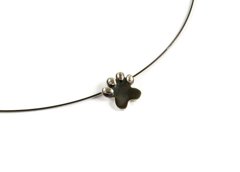 Lassen Sie Nur Ihre Pfote Drucke Sterling Silber Pawprint Anhänger Wenig Charme Auf Schwarzem Stahl Schnur Und Süßwasser Perle Katze Hund Tier von ThisAndThatWorkshop