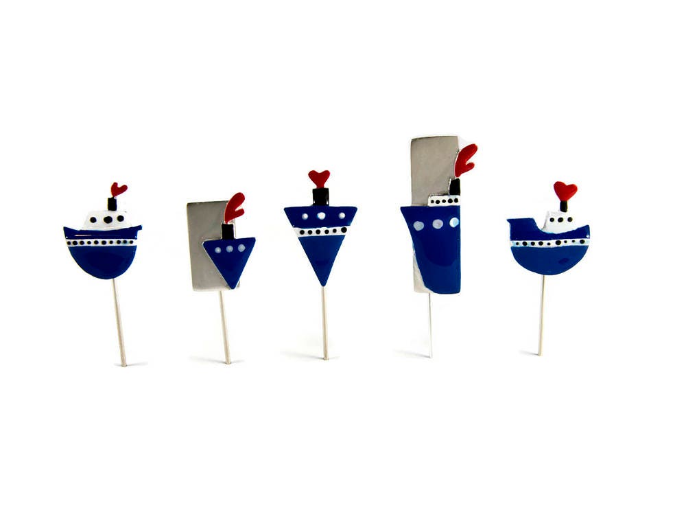 Liebe Boot Parade Sterling Silber Pin Brosche Glücklich Sail Marine Mode Kapitän Look Blau Rot Emaille Zeichnung Modernes Herz Geschenk Für Liebe Boot Parade Sterling Silber Pin Brosche Glücklich Sail Marine Mode Kapitän Look Blau Rot Emaille Zeichnung Modernes Herz Geschenk Für von ThisAndThatWorkshop