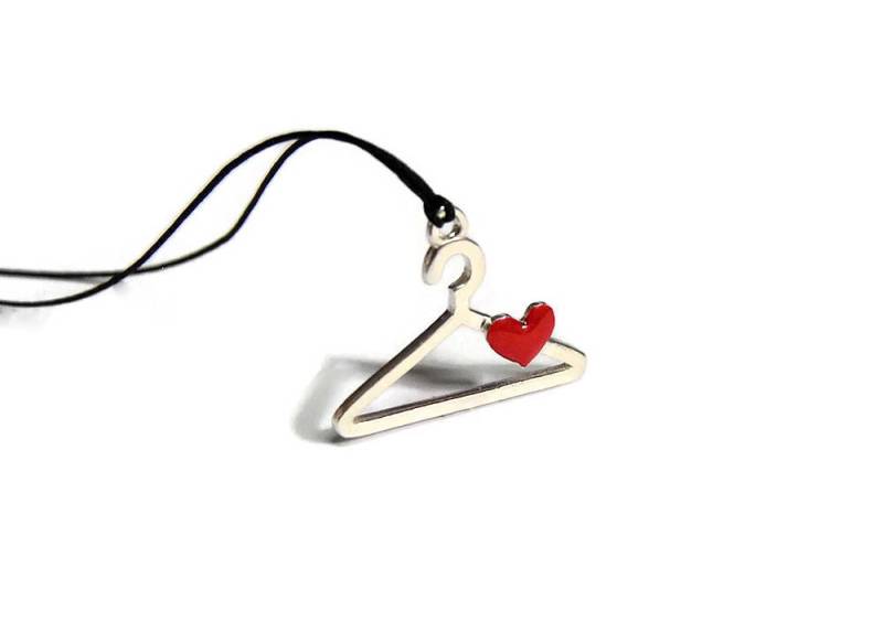 Mode-Ikone Sterling Silber Anhänger Liebe Aufhänger Rot Herz Emaille Schmuck Süße Wunderliche Zubehör Schwarze Schnur Geschenkidee Für Moderne Frau von ThisAndThatWorkshop