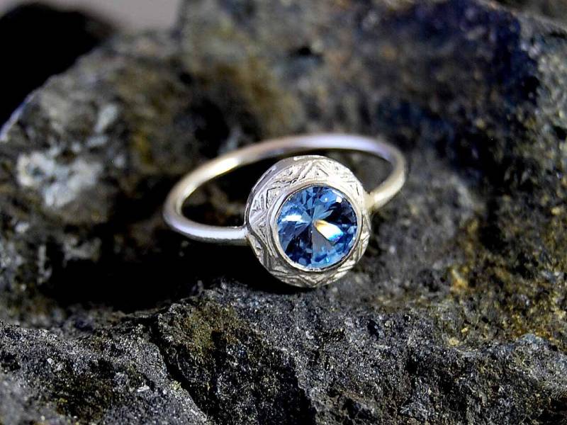 Wasser Königin Weißgold 18K Verlobungsring Aquamarina Focal März Birthstone Klarheit Chic Einzigartige Ring Für Vorschlag, Zarte Wome von ThisAndThatWorkshop