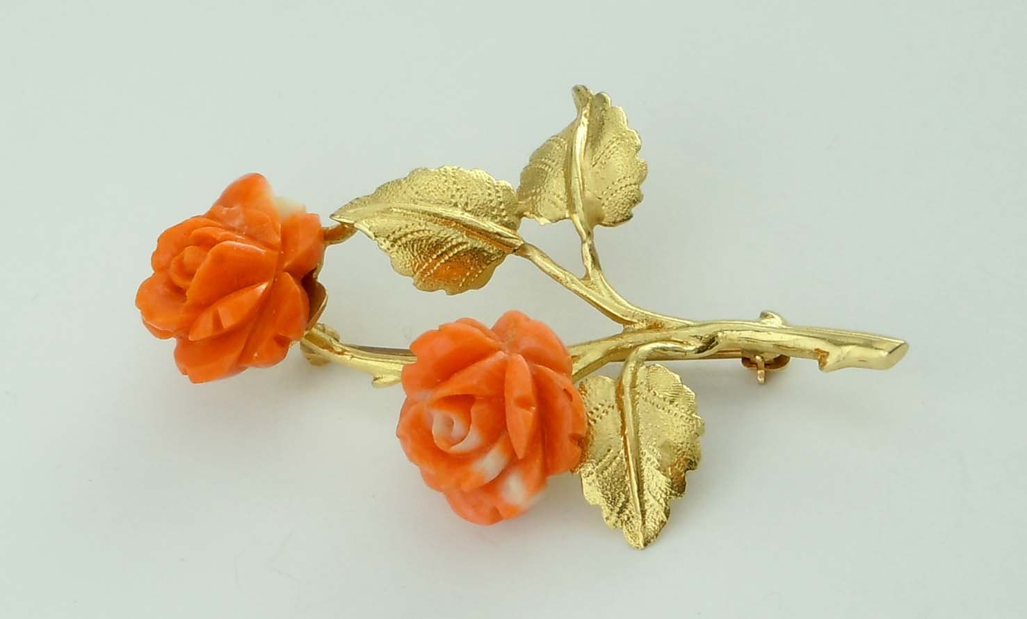 14Kt Gold Geschnitzte Engelshaut Koralle Rose Blüten Brosche von ThisArtGallery
