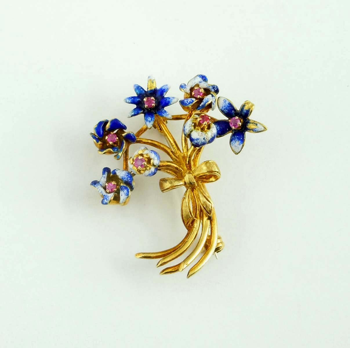 18Kt Gold Blau Und Weiß Emaille Rubin Besetzt Blumenstrauß Mit Ribbon Brosche 1940 von ThisArtGallery