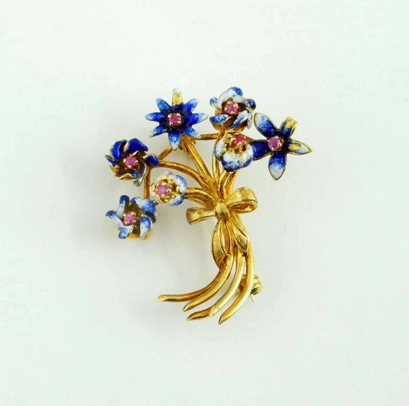 18Kt Gold Blau Und Weiß Emaille Rubin Besetzt Blumenstrauß Mit Ribbon Brosche 1940 von ThisArtGallery