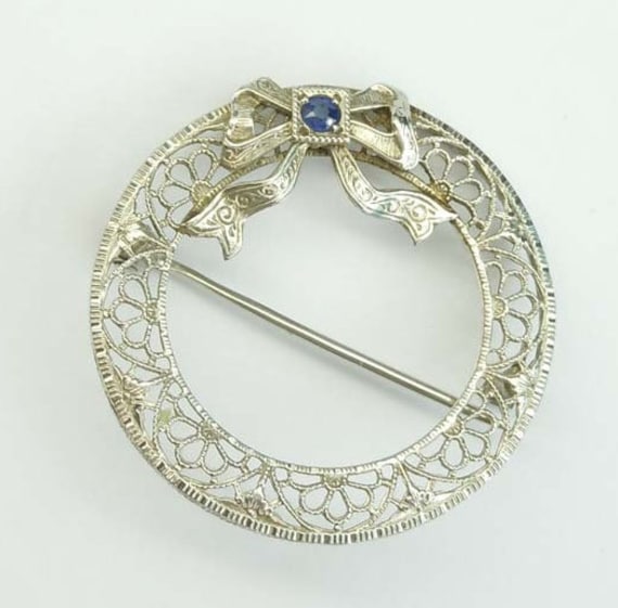 Eine Atemberaubende Vintage 14K Weißgold Sapphire Filigree Band Kreis Brosche von ThisArtGallery
